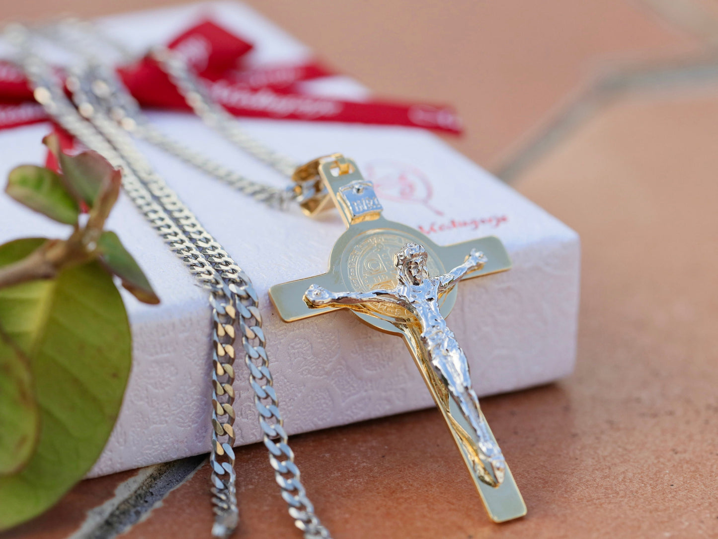 Crucifijo grande de San Benito, crucifijo chapado en oro de plata de ley para hombre, cruz detallada de San Benito, collar de crucifijo de monedas de alta precisión