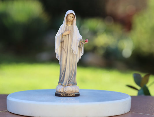 Miniaturstatue Unserer Lieben Frau von Medjugorje, handgeschnitzte Holzstatue der Jungfrau Maria, handgemachte Statue der Königin des Friedens, Hausaltar Mutter Maria