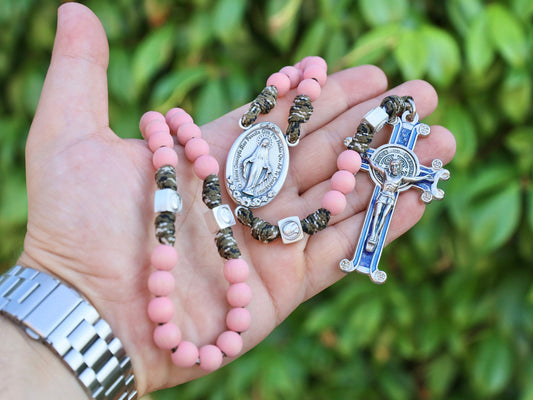 Grandes cuentas de rosario de madera de accacia rosa hechas con parcord, rosario de cuentas de 10 mm, crucifijo de San Benito con centro de paz de la Medalla Milagrosa